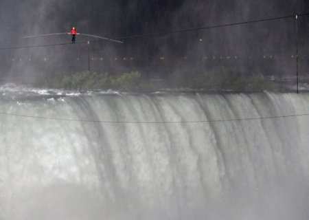 Американец прошел по канату через Ниагарский водопад. (ФОТО)